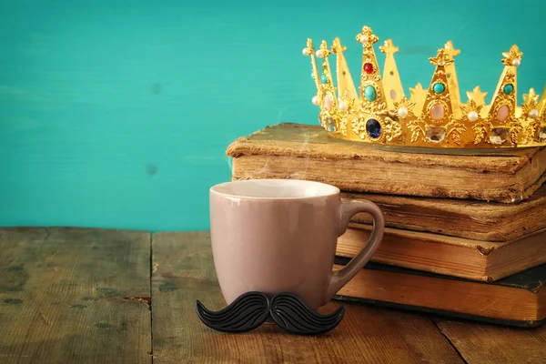 Taza de café con bigote y corona de rey. Concepto del día del padre — Foto de Stock