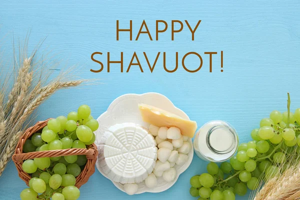 乳製品や果物のイメージ。ユダヤ人の休日 - シャブオットのシンボル — ストック写真