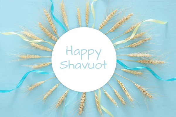 Buğday ürün ahşap masa üzerinde. Sembolleri Yahudi tatil - Shavuot — Stok fotoğraf