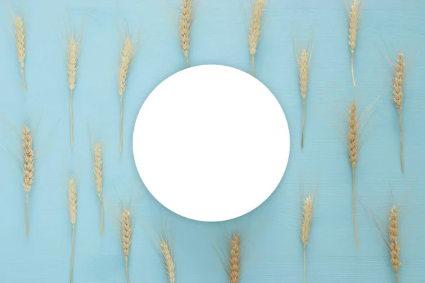 Úrody pšenice na dřevěný stůl. Symboly je židovský svátek - Šavuot — Stock fotografie