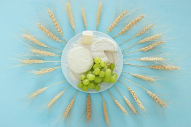 süt ürünleri ve meyve. Sembolleri Yahudi tatil - Shavuot