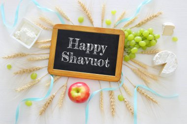 süt ürünleri ve meyve. Sembolleri Yahudi tatil - Shavuot