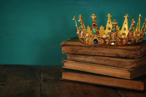 Regina / re corona sul vecchio libro. vintage filtrato. fantasia periodo medievale — Foto Stock