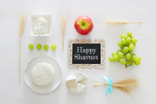 Milchprodukte und Früchte. Symbole des jüdischen Feiertags - shavuot — Stockfoto