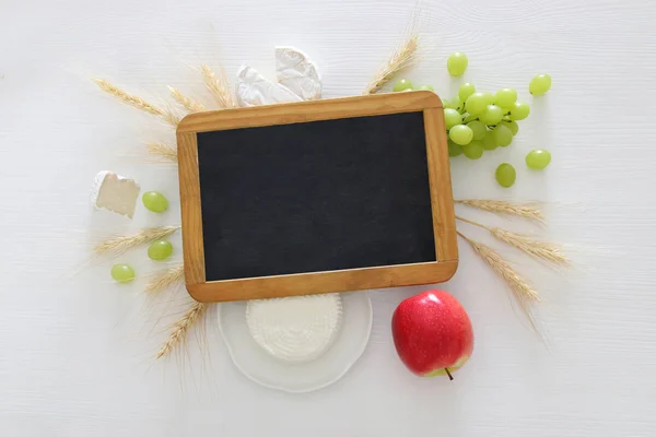 Milchprodukte und Früchte. Symbole des jüdischen Feiertags - shavuot — Stockfoto