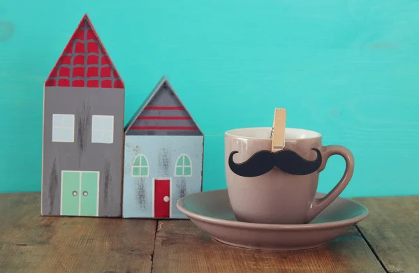 Una taza de café con bigote. Concepto del día del padre — Foto de Stock