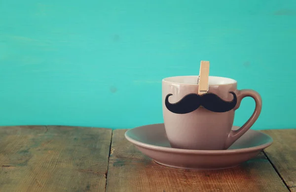 Una taza de café con bigote. Concepto del día del padre — Foto de Stock