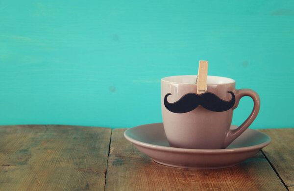 Чашку кофе с усами. День отца концепция
