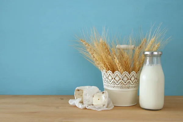 Mléčné výrobky a ovoce. Symboly je židovský svátek - Šavuot — Stock fotografie