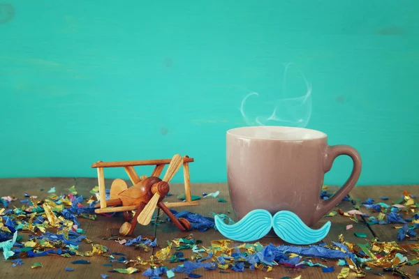 Kopje koffie met snor. Father's day concept — Stockfoto