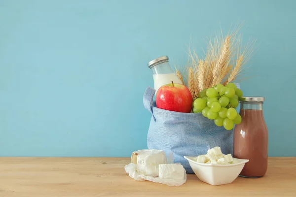 Produtos lácteos e frutas. Símbolos de férias judaicas - Shavuot — Fotografia de Stock
