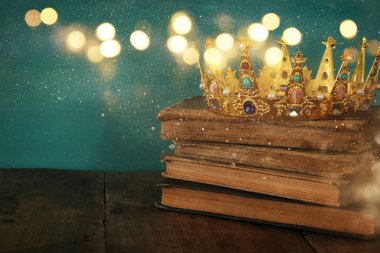 eski kitap Kraliçe/kral tacı. vintage filtre. fantezi Ortaçağ dönemi