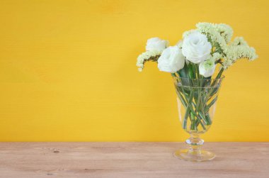 ahşap arka plan üzerinde beyaz bahar çiçek Üstten Görünüm