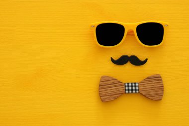 Babalar günü kavramı. Hipster sarı güneş gözlüğü ve komik bıyık