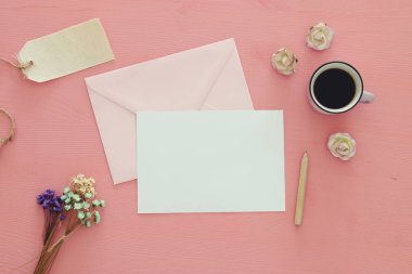 Vintage mockup çiçekler, fincan kahve ve boş mektup ile