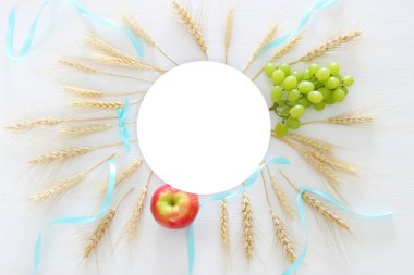 süt ürünleri ve meyve. Sembolleri Yahudi tatil - Shavuot