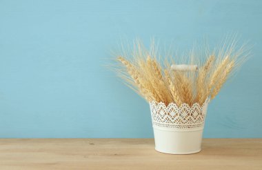 buğday ürün ahşap masa üzerinde. Sembolleri Yahudi tatil - Shavuot