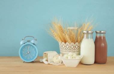 Alarm sabah uyanma saatin yanında sağlıklı kahvaltı