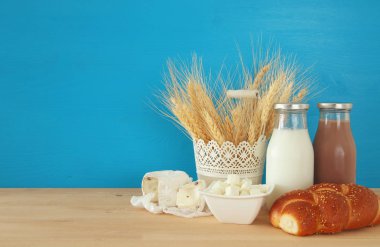 süt ve süt ürünleri görüntüsü. Sembolleri Yahudi tatil - Shavuot