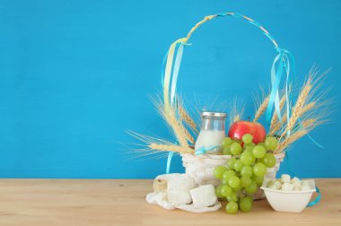 süt ürünleri ve meyve. Sembolleri Yahudi tatil - Shavuot