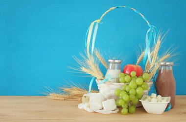 süt ürünleri ve meyve. Sembolleri Yahudi tatil - Shavuot
