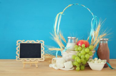 süt ürünleri ve meyve. Sembolleri Yahudi tatil - Shavuot