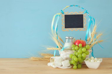 süt ürünleri ve meyve. Sembolleri Yahudi tatil - Shavuot