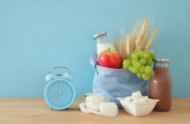 Alarm sabah uyanma saatin yanında sağlıklı kahvaltı