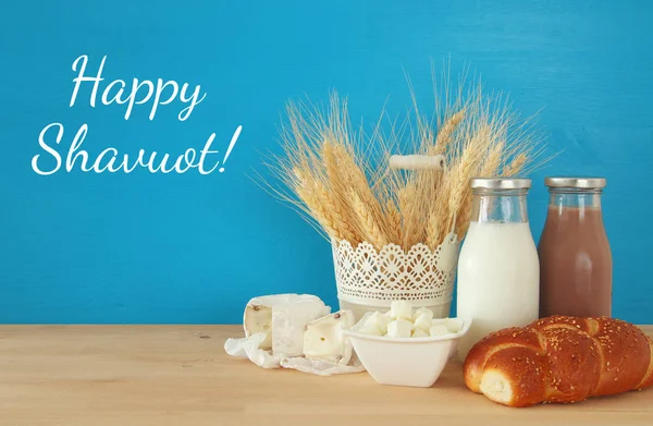 Image von Milchprodukten. Symbole des jüdischen Feiertags - shavuot — Stockfoto