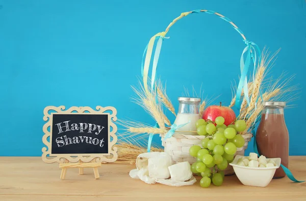 Productos lácteos y frutas. Símbolos de la fiesta judía - Shavuot —  Fotos de Stock