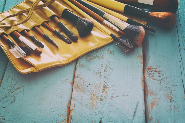 Set de pinceaux de maquillage professionnels sur table en bois . — Photo
