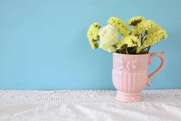 Vue de dessus des fleurs blanches de printemps sur fond en bois — Photo