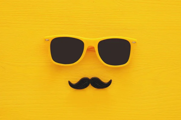 Fars dag-konceptet. Hipster gula solglasögon och rolig mustasch — Stockfoto