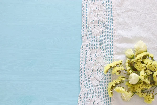 Hassas kumaş arka plan üzerinde beyaz bahar çiçekleri — Stok fotoğraf