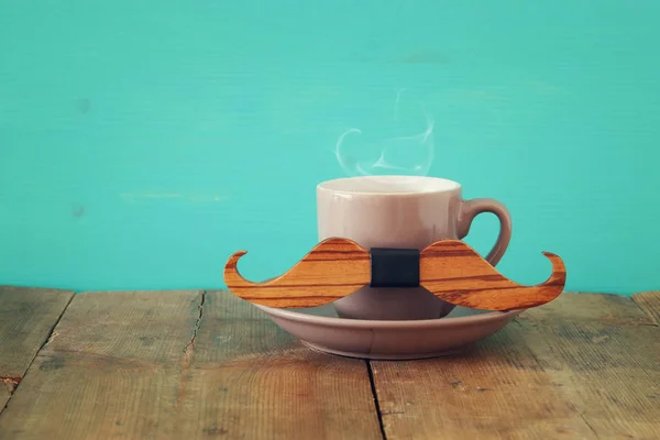 Taza de café con bigote en la mesa de madera. Día del Padre concep — Foto de Stock