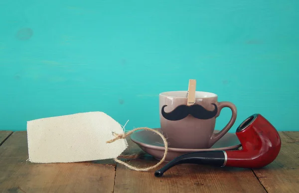 Taza de café con bigote y pipa humeante. Conce del día del padre — Foto de Stock