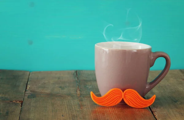 Kopp kaffe med röda mustasch. Fars dag-konceptet — Stockfoto