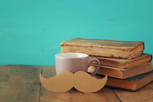 Una taza de café con bigote. Concepto del día del padre — Foto de Stock