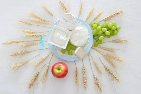 Dairy products and fruits. Symbols of jewish holiday - Shavuot — Stock Photo, Image