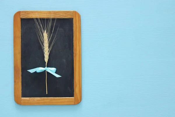 Top uitzicht op tarwestro en vintage schoolbord op houten tafel — Stockfoto