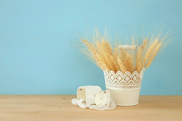 Obrázek z mléčných výrobků. Symboly je židovský svátek - Šavuot — Stock fotografie