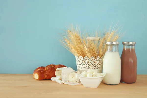 Bild av mejeriprodukter. Symboler för judiska semester - Shavuot — Stockfoto