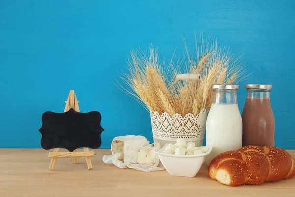 Imagen de los productos lácteos. Símbolos de la fiesta judía - Shavuot — Foto de Stock