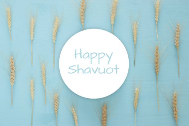 buğday ürün ahşap masa üzerinde. Sembolleri Yahudi tatil - Shavuot