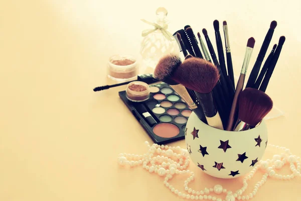 Immagine di trucco cosmetici strumenti di bellezza e spazzole — Foto Stock