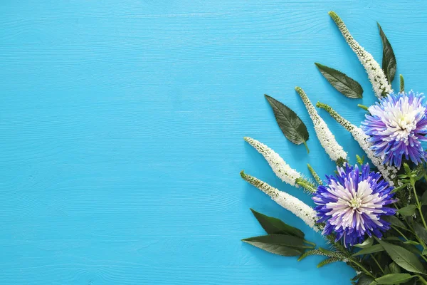 Vue de dessus de la belle disposition des fleurs bleues et blanches — Photo