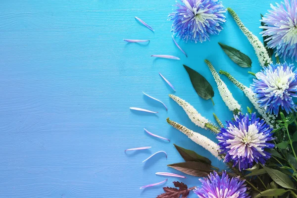 Vue de dessus de la belle disposition des fleurs bleues et blanches — Photo