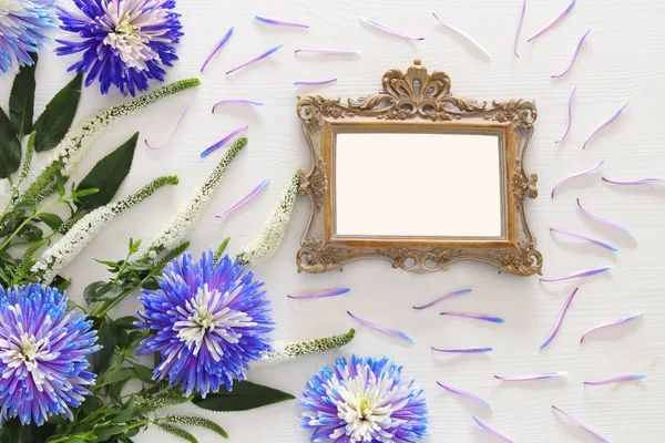 Primavera hermosas flores azules y blancas y marco de fotos victorianas en blanco — Foto de Stock