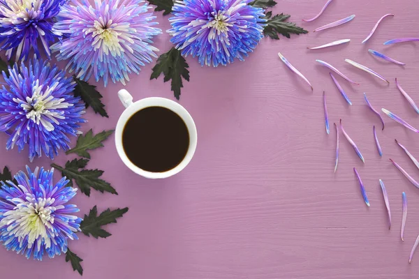Taza de café y hermoso arreglo de flores azules — Foto de Stock