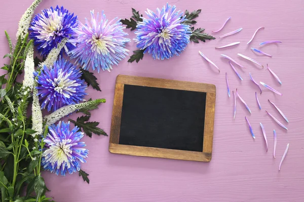 Blå och vita blommor arrangemang och blackboard — Stockfoto